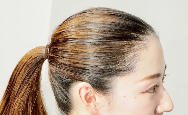 プリン髪をおしゃれに！リタッチヘアマスカラを使ったアレンジ