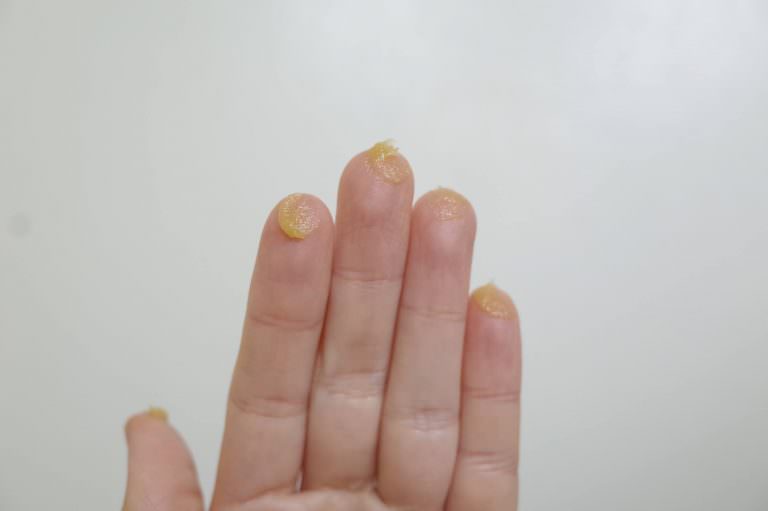 指先にバームをつける