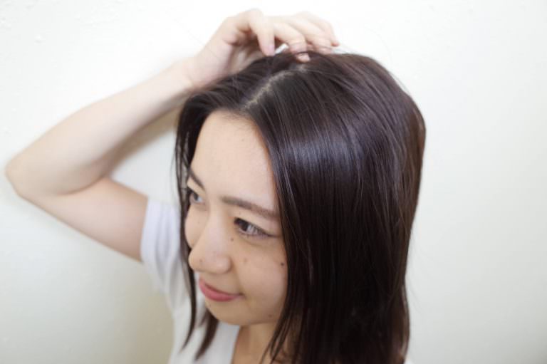 頭皮につける