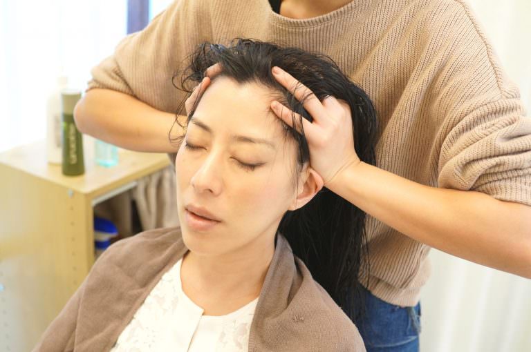 山野式ヘッドスパ・ハーバルエッセンスでマッサージ