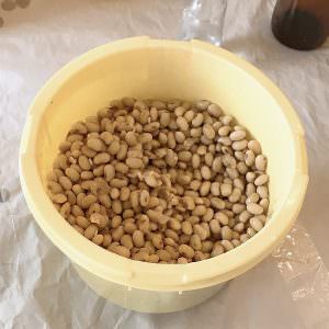 大豆をゆでる