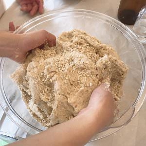 麹に大豆を混ぜます