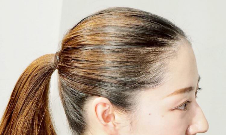 プリン髪をおしゃれに!リタッチヘアマスカラを使ったアレンジ